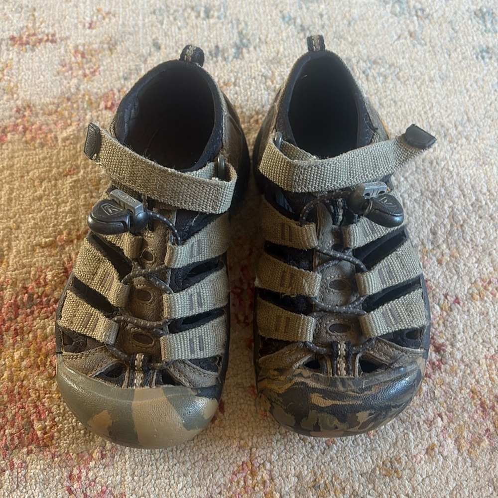 Kids keen shoes
